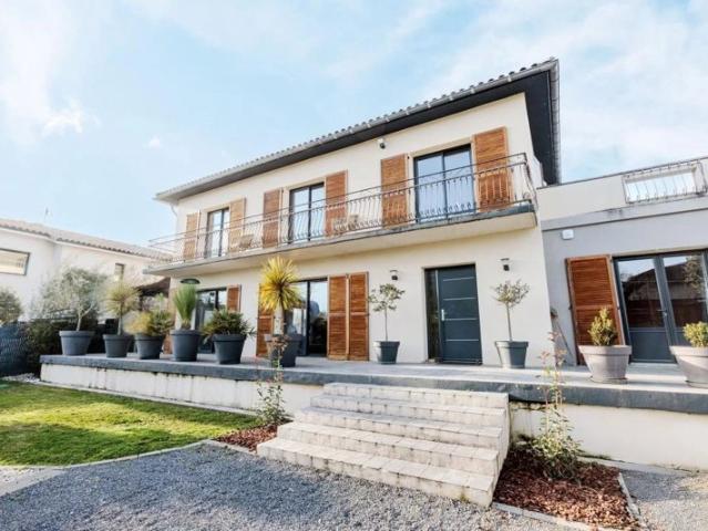 Maison d'exception à Cugnaux avec terrasse, piscine et grand jardin