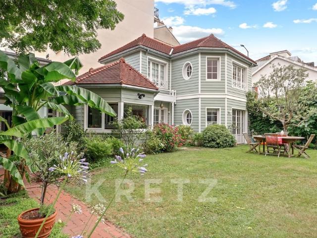 Maison d'exception avec grand jardin et dépendance au coeur. 237m² Courbevoie