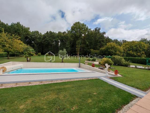 Maison d'exception avec piscine, idéale pour familles nombreuses