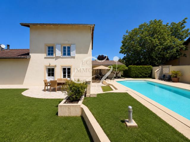 Maison d'exception de 219 m2, deux garages et piscine