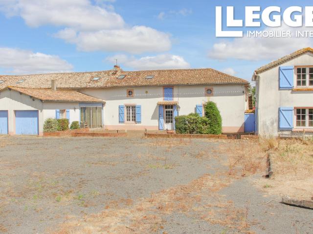 Maison de 3 chambres avec cuisine d’été, garage et gîte à rénover dans un hameau calme près de Faye l’Abbesse