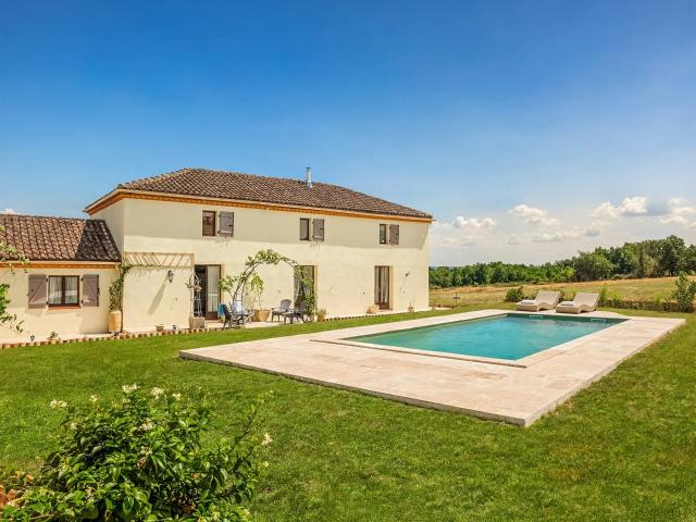 Maison de 3 chambres avec gîte de 2 chambres, dépendances et. 230m² Saint Pastour