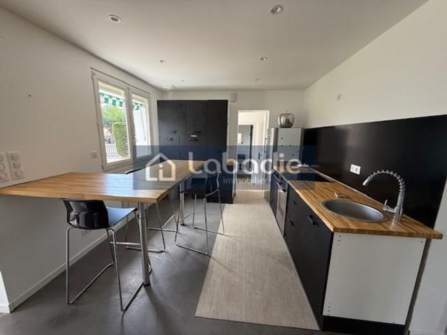 Maison de 3 chambres de luxe en vente à Jullouville, Normandie