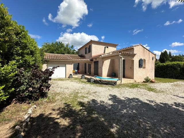 Maison de 100 m², 3 chambres, sur un terrain de 690 m². Aucune nuisance. Garage. Forage