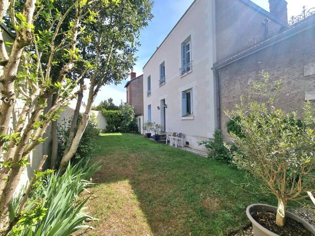 Maison de 10 pièces de luxe en vente à Tours, France
