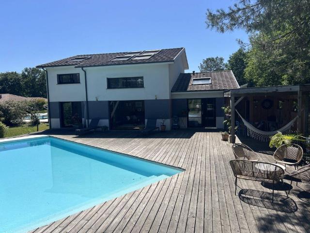 Maison de 10 pièces de luxe en vente à Blanquefort, Nouvelle Aquitaine