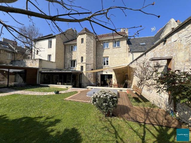 Maison de 10 pièces de luxe en vente à Caen, Normandie