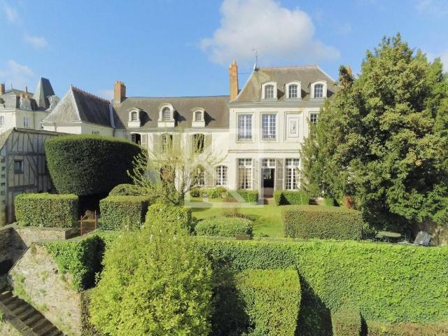 Maison de 10 pièces de luxe en vente à Château Gontier, France