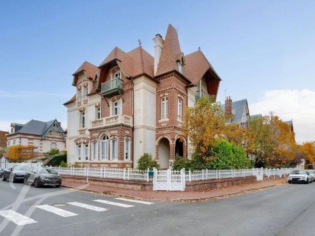 Maison de 10 pièces de luxe en vente à Deauville, Normandie