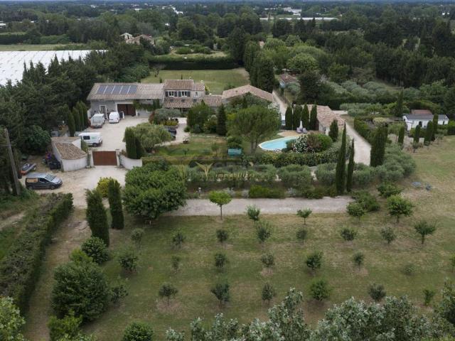 Maison de 10 pièces de luxe en vente à Eyragues, Provence Alpes Côte d'Azur