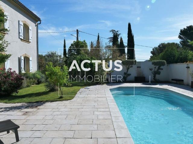 Maison de 10 pièces de luxe en vente à Lamanon, Provence Alpes Côte d'Azur