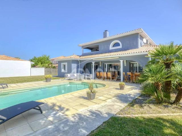 Maison de 10 pièces de luxe en vente à Les Sorinières, France