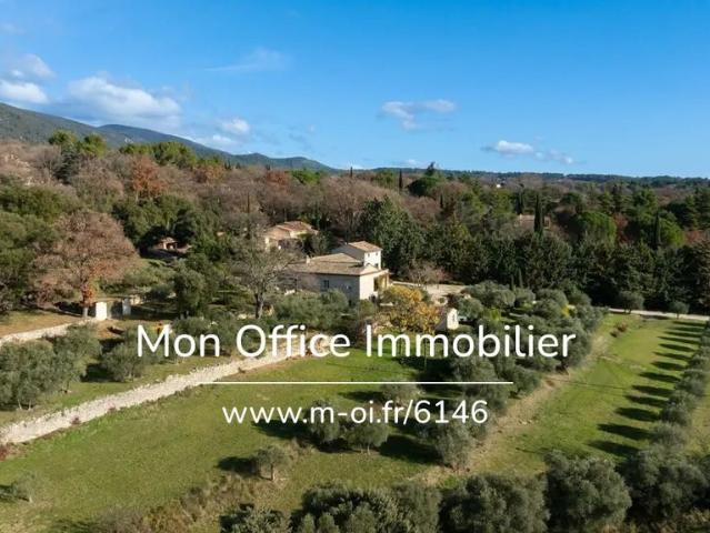 Maison de 10 pièces de luxe en vente à Lourmarin, France
