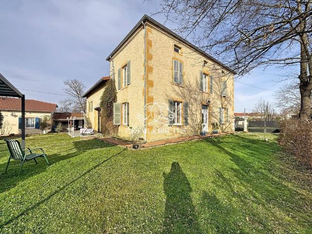 Maison de 10 pièces de luxe en vente à Pouilly sous Charlieu, Auvergne Rhône Alpes
