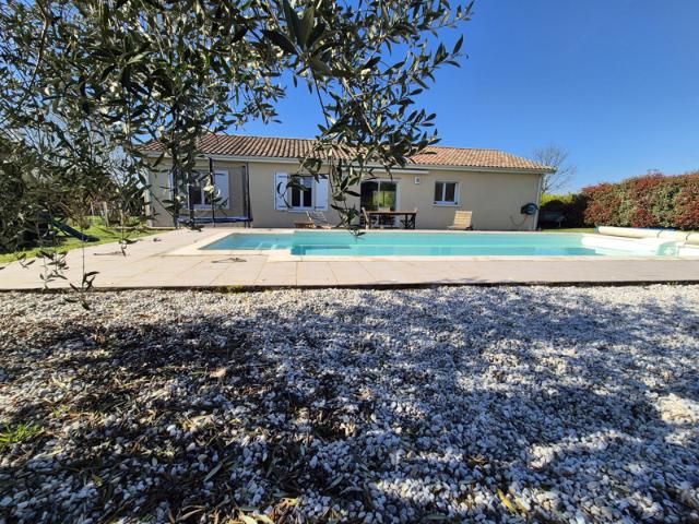 Maison de 110 m2 avec piscine et garage sur un terrain de 15