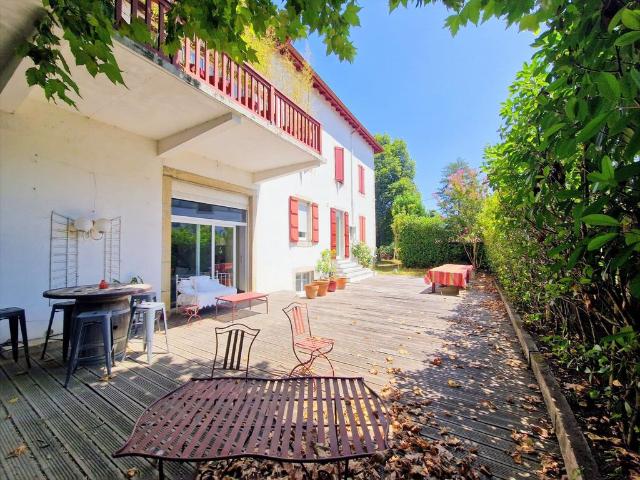 Maison de 11 pièces de luxe en vente à Ustaritz, France