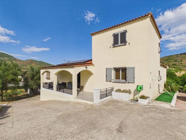 Maison de 11 pièces de luxe en vente à Alata, France