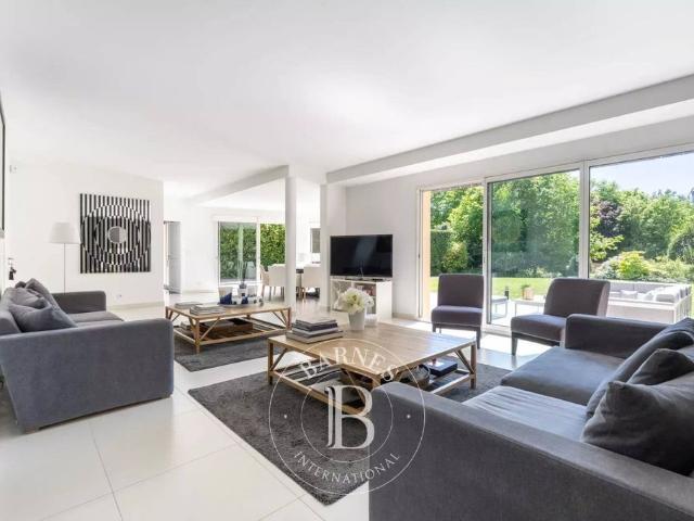 Maison de 11 pièces de luxe en vente à La Celle Saint Cloud, France