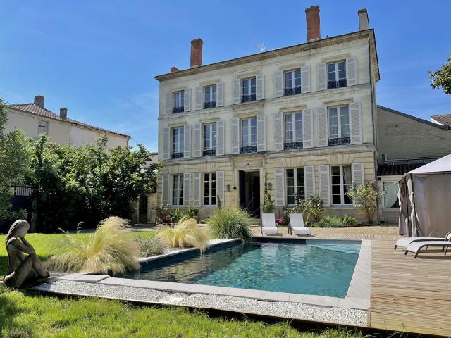 Maison de 11 pièces de luxe en vente à Marmande, France