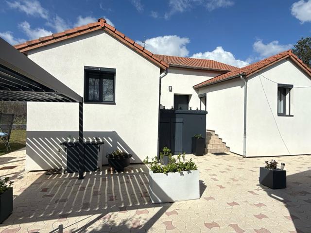Maison de 125 m2 avec terrain de 12 300 m2, proche commerces. 124m² Bourg lès Valence