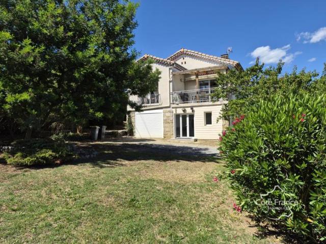 Maison de 128 m2 avec deux niveaux, garage et cave, sur terr