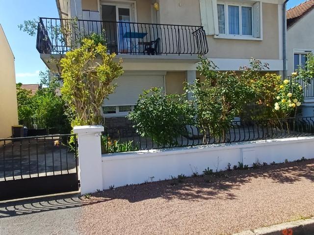 Maison de 120 m2 avec grande dependance, proche des commerces