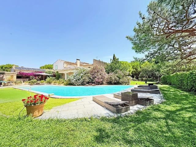 Maison de 12 pièces de luxe en vente à Fontvieille, Provence Alpes Côte d'Azur