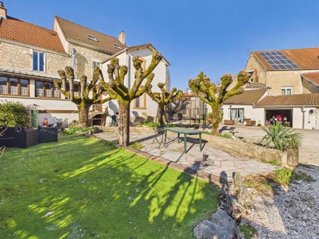 Maison spacieuse avec revenus locatifs à Velars sur Ouche