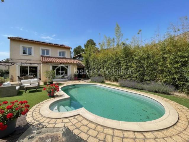 Maison de 135 m2 avec 4 chambres sur 530 m2 de jardin avec belle piscine