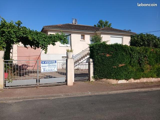 Maison de 136 M²habitable à Villeneuve sur lot proche de la Commune de Pujols. 4 chambres,grand garage et terrain de 500 m²  Un puits.Libre de