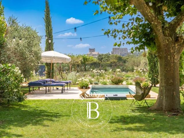 Maison de 13 pièces de luxe en vente à Fontvieille, Provence Alpes Côte d'Azur