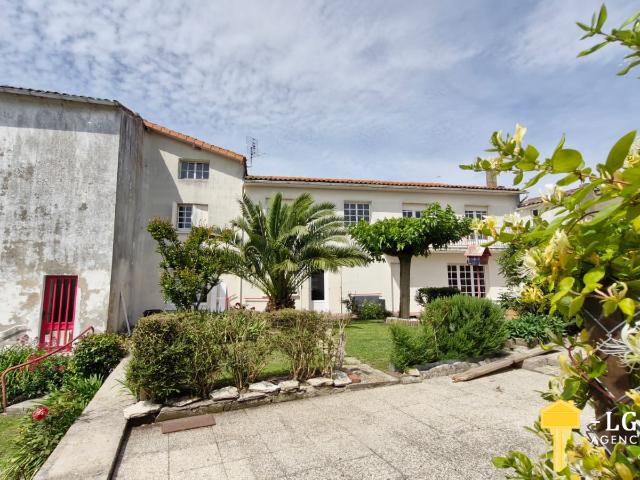 Maison de 184 m2, 5 ch, grenier 215 m2, dépendances, Mortagne sur Gironde