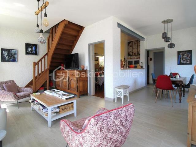 maison de 150 m² de type 5 au calme