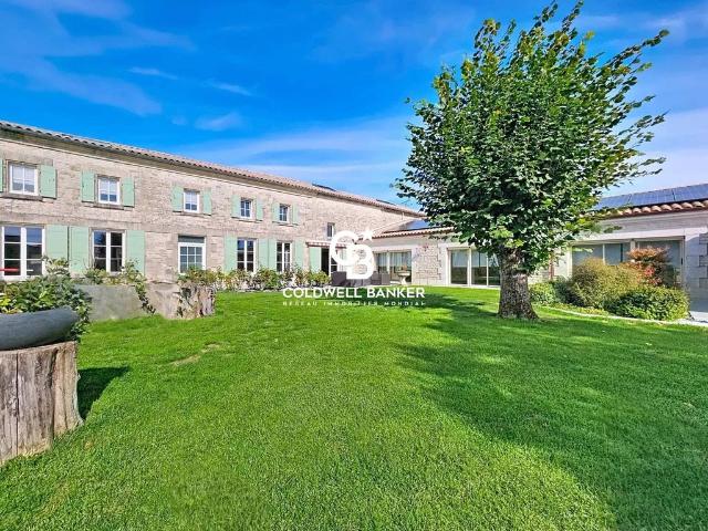 Maison de 15 pièces de luxe en vente à Saint Jean d'Angély, Nouvelle Aquitaine