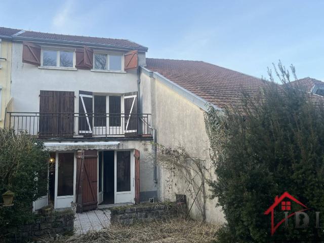 Maison de 166 m² habitables sur trois étages. Terrain 407 m²