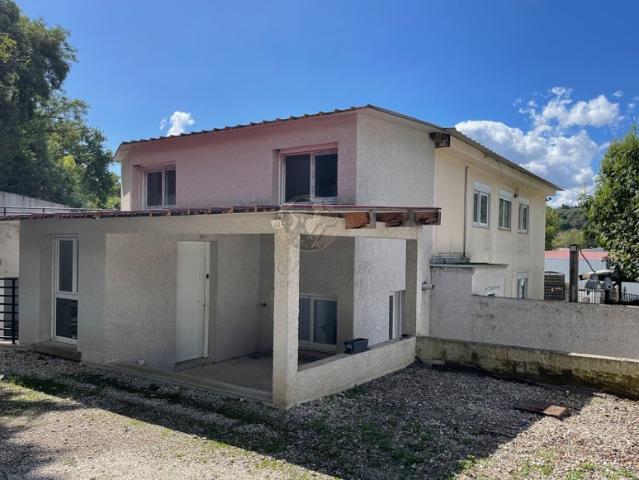 Maison de 160 m2 avec bureaux et locaux de stockage attenants de 110 m2 à Saint Genis Laval