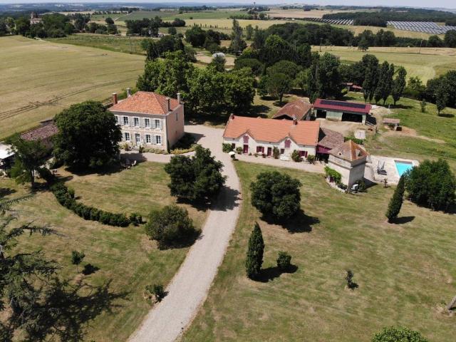 Maison de 16 pièces de luxe en vente à Condom, France
