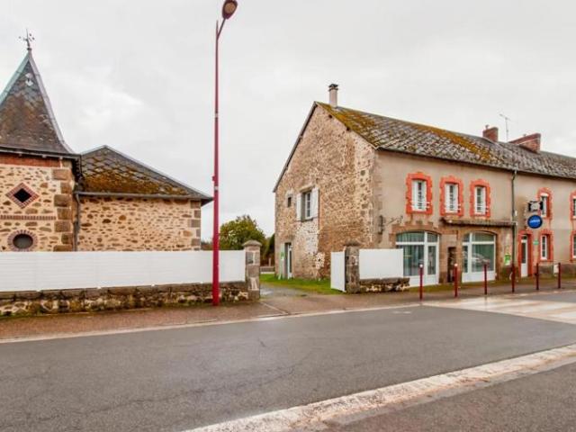 Maison spacieuse de 469 m² à Marsac, 16 pièces