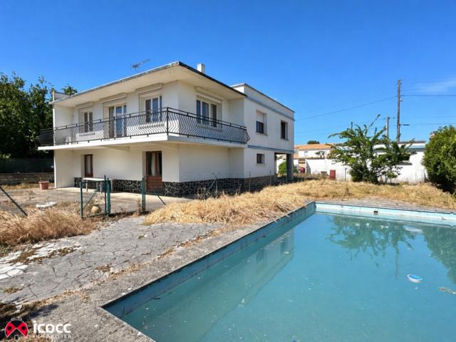 Maison de 174 m² en plein centre de Luçon avec dépendance et fort potentiel à rénover