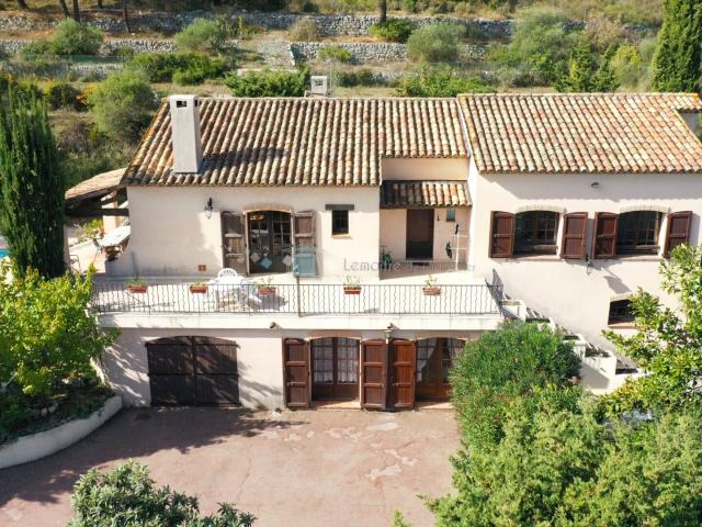 Maison de 176 m² avec piscine et terrain de 2509 m² 176m² Le Tignet