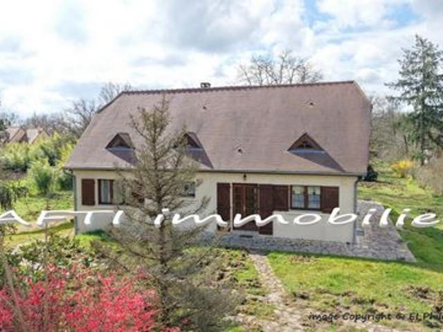 Maison de 177m2 habitables 4 chambres terrain de 1030m2 autour + sous sol total