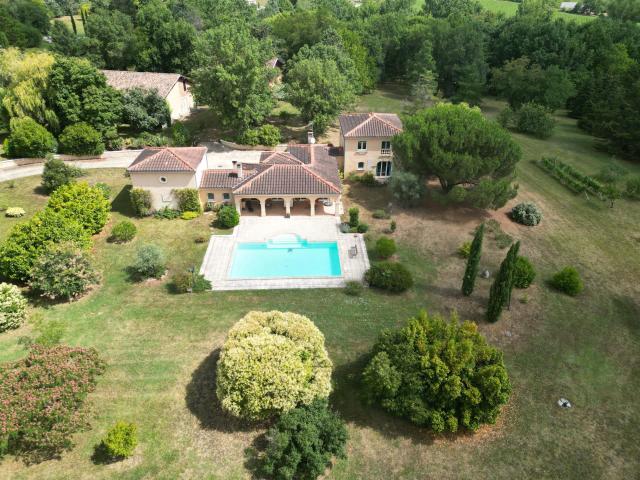 Maison de 197 m2 sur parc arboré de 4.5 hectares avec piscin. 197m² Gimont