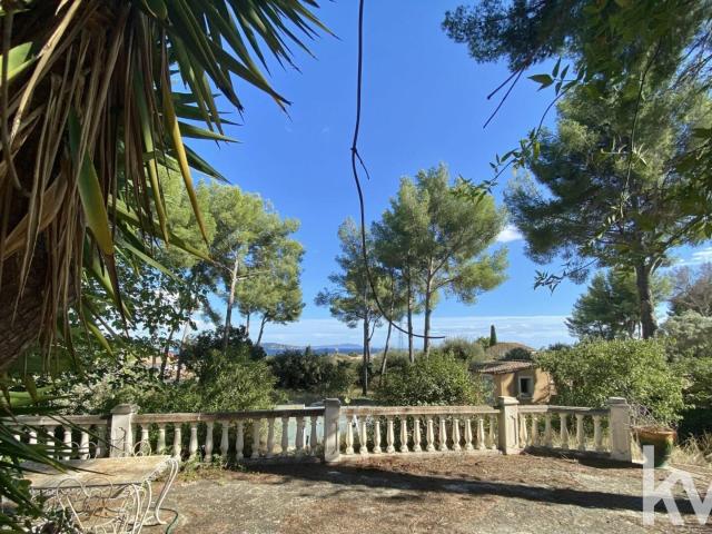 Maison de 218 m² Terrain 4300m2 Piscine/ Vue Mer à LA CIOTAT