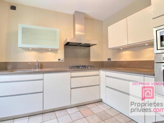 Maison de 200 m² avec vie en plain pied + grange et cave voutée sur un terrain de 525 m² en hypercentre de Châteauneuf sur Loire