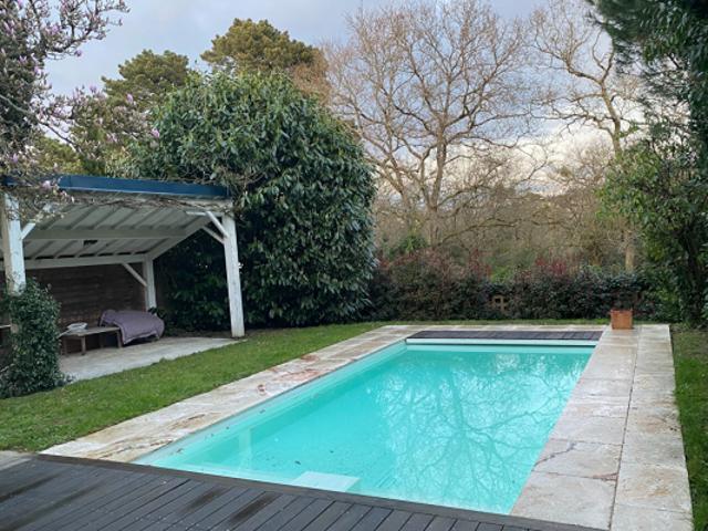 Maison de 215 m² aux prestations soignées rénovée en 2011 avec piscine chauffée entourée de verdure