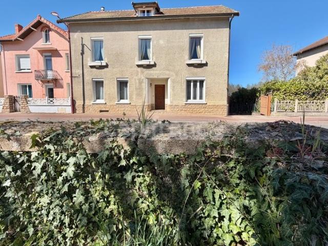 Maison De 220 M2, Terrain Clos De 909 M2, 7 Chambres, Fibre. 220m² Saint Denis de Cabanne