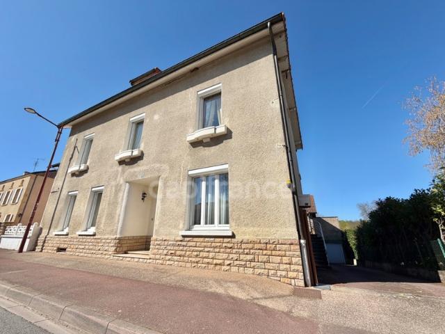 MAISON DE 220 M2, TERRAIN CLOS DE 909 M2, 7 CHAMBRES, FIBRE OPTIQUE, TERRASSE, GARAGE 135 M2, DÉPÔT DE 82 M2