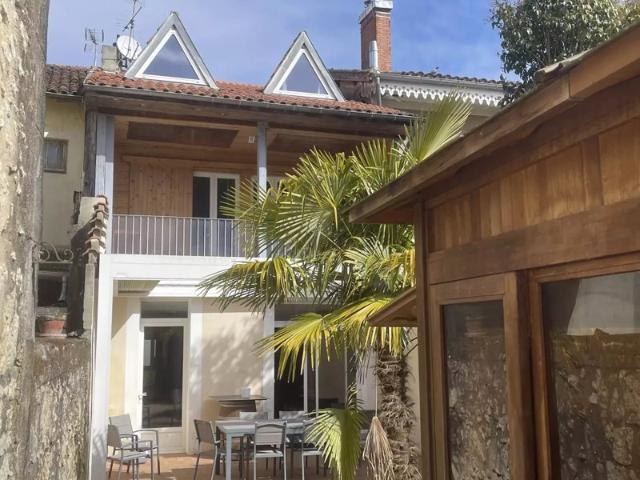 Maison de 230 m² avec jardin et spa à Vic Fezensac