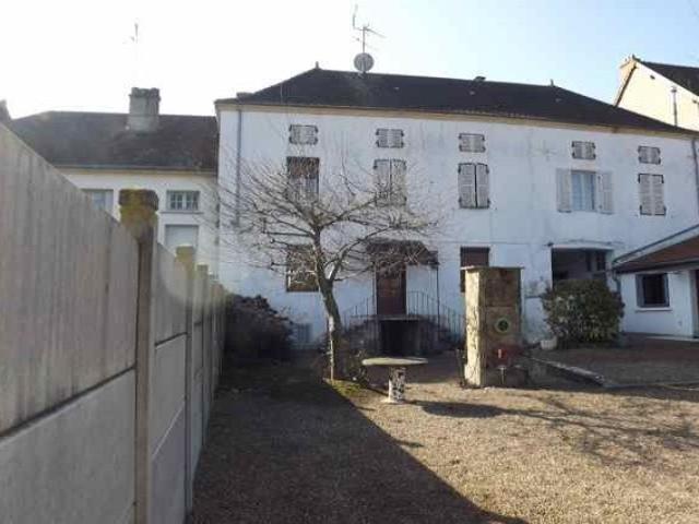 Maison de 240 m2 habitables, proche commerces et centre vill. 240m² Marcigny