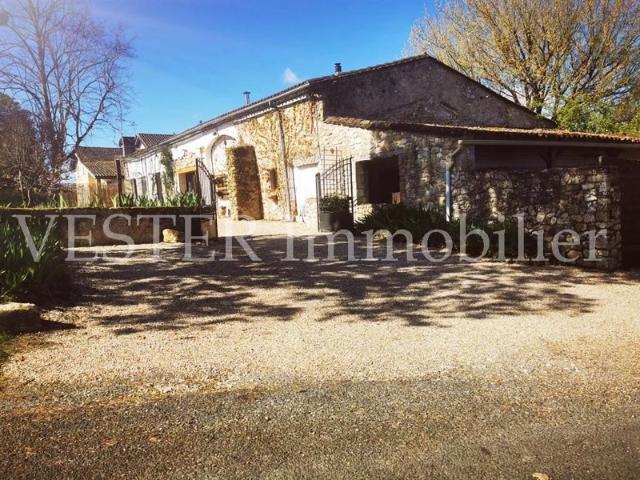 Maison de 250 m², avec 2300m² de terrain et piscine